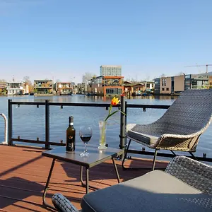 Houseboat Studio With Canalview And Free Bikes , Amsterdam Netherlands